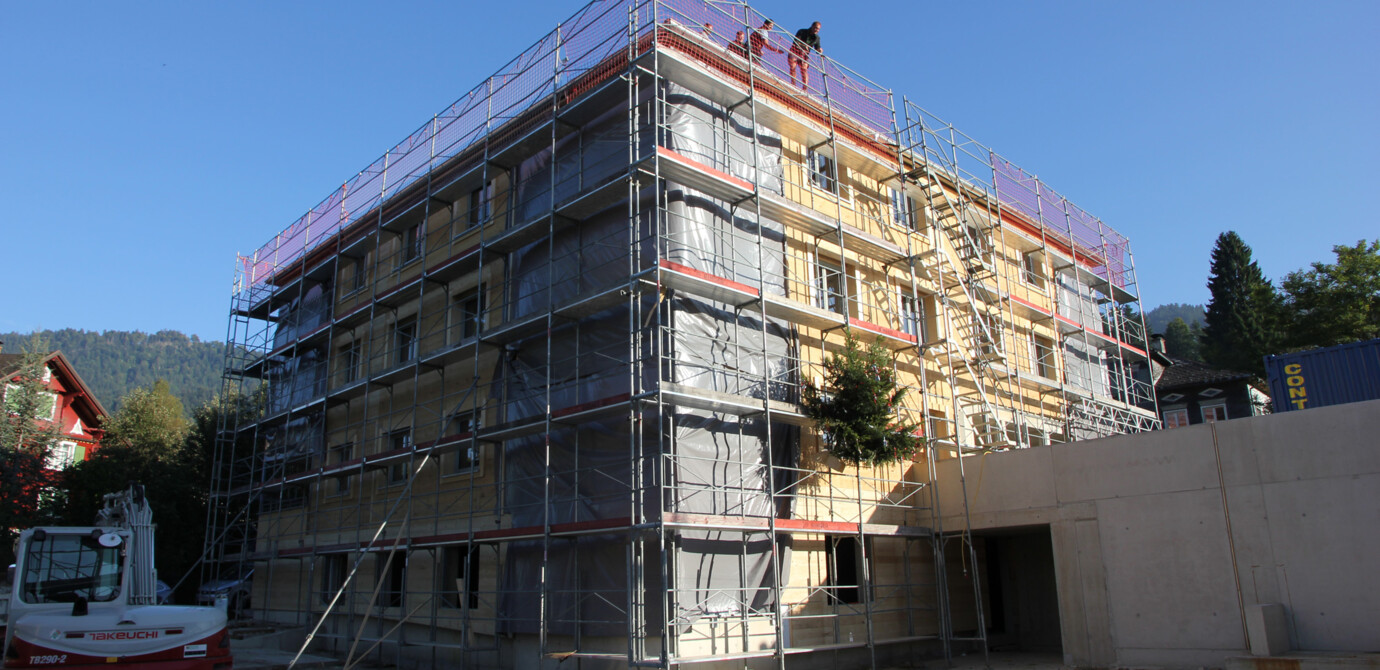 Vergangene Woche wurde im Wohnquartier Schwarzen, Alberschwende, bei Haus C die Dachgleiche gefeiert. Auch in den anderen drei Gebäudekörpern der modernen Wohnanlage geht es planmäßig voran. Vergangene Woche wurde im Wohnquartier Schwarzen, Alberschwende, bei Haus C die Dachgleiche gefeiert. Auch in den anderen drei Gebäudekörpern der modernen Wohnanlage geht es planmäßig voran.